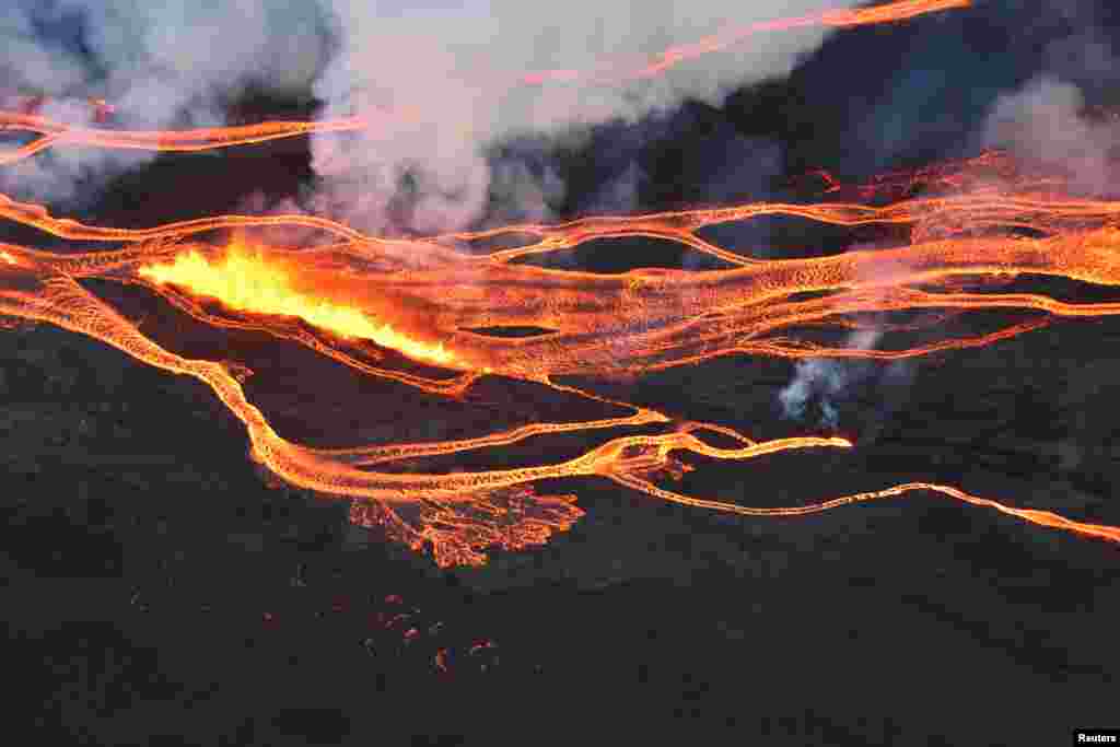 Pamja e llavës së vullkanit Mauna Loa nga ajri.