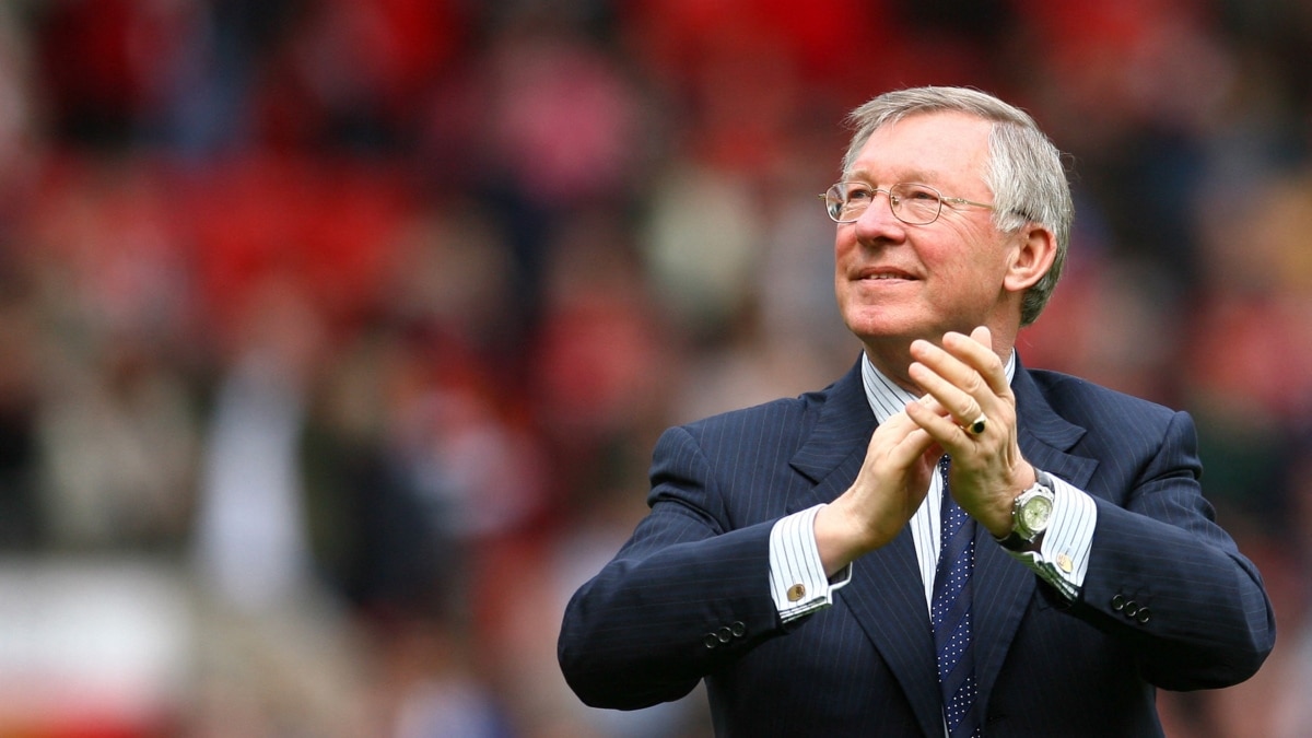 Роден е в семейство на работници. Самият той работи в