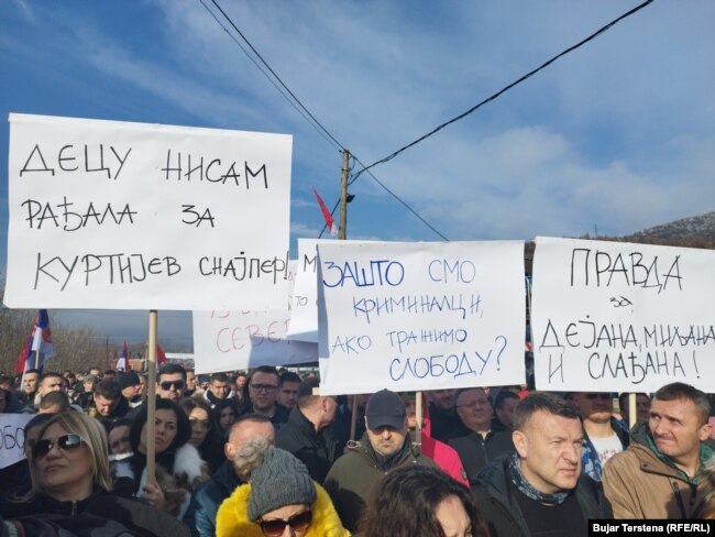 "Nuk lindëm fëmijë për snajperët e Kurtit", "Pse jemi kriminelë nëse kërkojmë liri?", "Drejtësi për Dejanin, Millanin e Sllagjanin!" , janë disa nga pankartat që u panë në protestën e serbëve më 22 dhjetor në Rudarë.