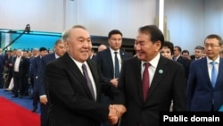 Колишній президент Казахстану Нурсултан Назарбаєв (л) на інавгурації свого наступника Касим-Жомарта Токаєва, листопад 2022 року