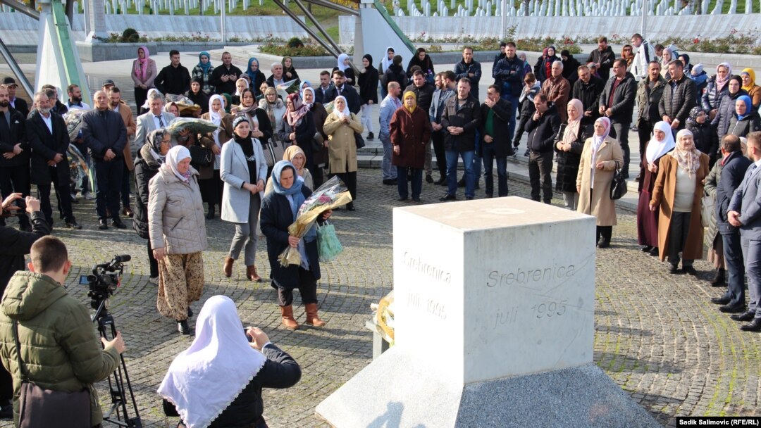 Polaganje vijenaca na spomen obilježju žrtvama genocida u Memorijalnom centru u Potočarima.
