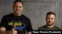 Президент України Володимир Зеленський (праворуч) 28 листопада повідомив, що керівник його Офісу Андрій Єрмак написав заяву про відставку