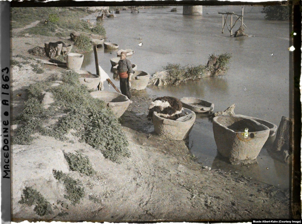 Një përpunues lëkurash ndal punën e tij për të pozuar në një breg lumi në Shkup, në atë që tani është Maqedonia e Veriut, në vitin 1913.