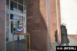 Читинская филармония украшена елками в виде гирлянд из российского флага и георгиевской ленты