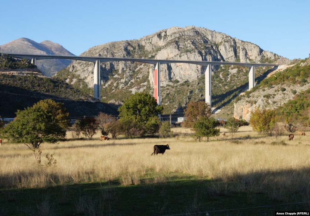 Një urë e autostradës në veri të Podgoricës.