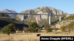 Мост на автостраде в Черногории, построенной китайскими компаниями на китайские средства. Автострада в небольшой балканской стране обошлась в один миллиард долларов