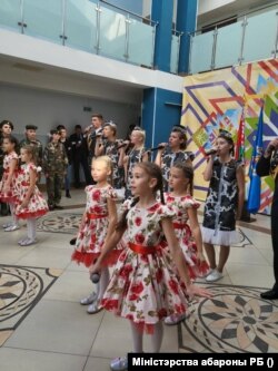 Gyerekek lépnek fel a minszki katonai-hazafias klub megnyitóján