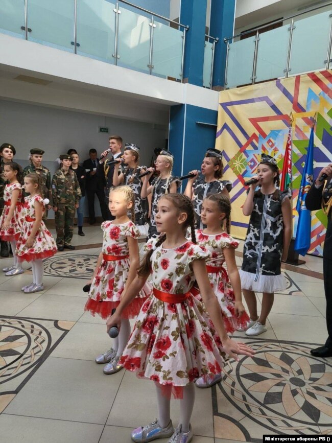 Deca pevaju i igraju na otvaranju vojno-patriotskog kluba u Minsku.