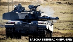 Британский танк Challenger 2. Британия стала первой страной, заявившей о готовности предоставить Украине боевые тяжелые танки