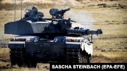 Un tanc „Challenger 2” al Queens Royal Hussars, la o demonstrație a plutonului de infanterie blindată germană și britanică în apărare în zona de pregătire militară din Augustdorf, din octombrie 2018