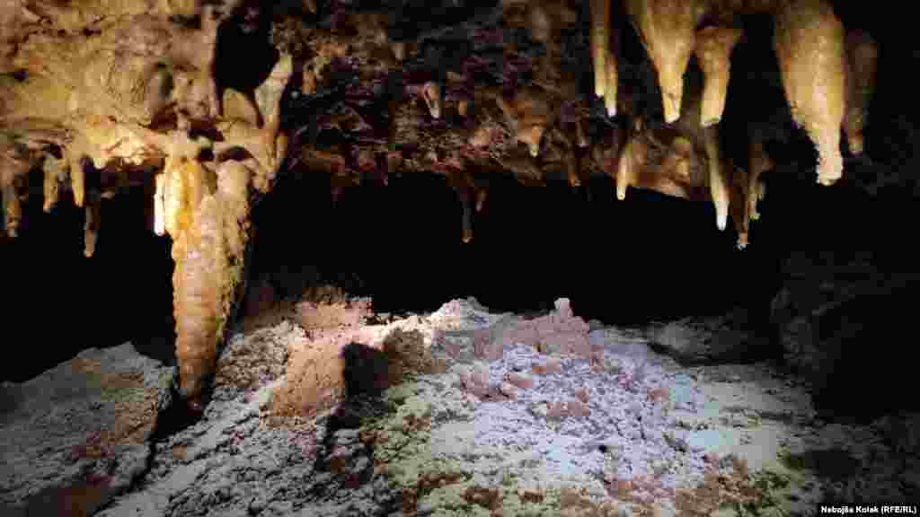 Upečatljiv simbol pećine je kameni stub, stalagmit, koji se nalazi na sredini pećine &nbsp;
