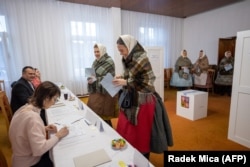 Женщины в традиционных народных нарядах голосуют на избирательном участке в Леднице недалеко от чешского города Брно. 14 января 2023 года