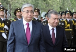 Uzbek President Shavkat Mirziyoev (right) and his visiting Kazakh counterpart, Qasym-Zhomart Toqaev, attend an official welcoming ceremony in Tashkent on April 15, 2019.