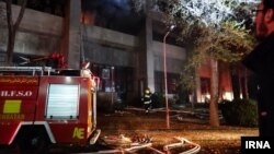 تصویری که خبرگزاری‌های رسمی ایران از اطفای حریق در دانشکده شیمی دانشگاه صنعتی اصفهان منتشر کردند