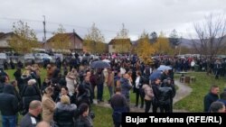 Qytetarët serbë në komunën e Graçanicës kanë protestuar me qëllim të mbështetjes së pjesëtarëve të komunitetit serb në veri të Kosovës. 23 nëntor 2023.