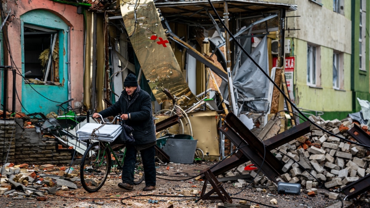 Russia Launches New Strikes On Ukraine As Fighting In East Remains Intense