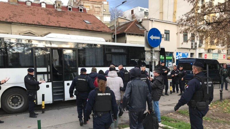 Policia serbe largon migrantët nga rreziku pas të shtënave në kufi