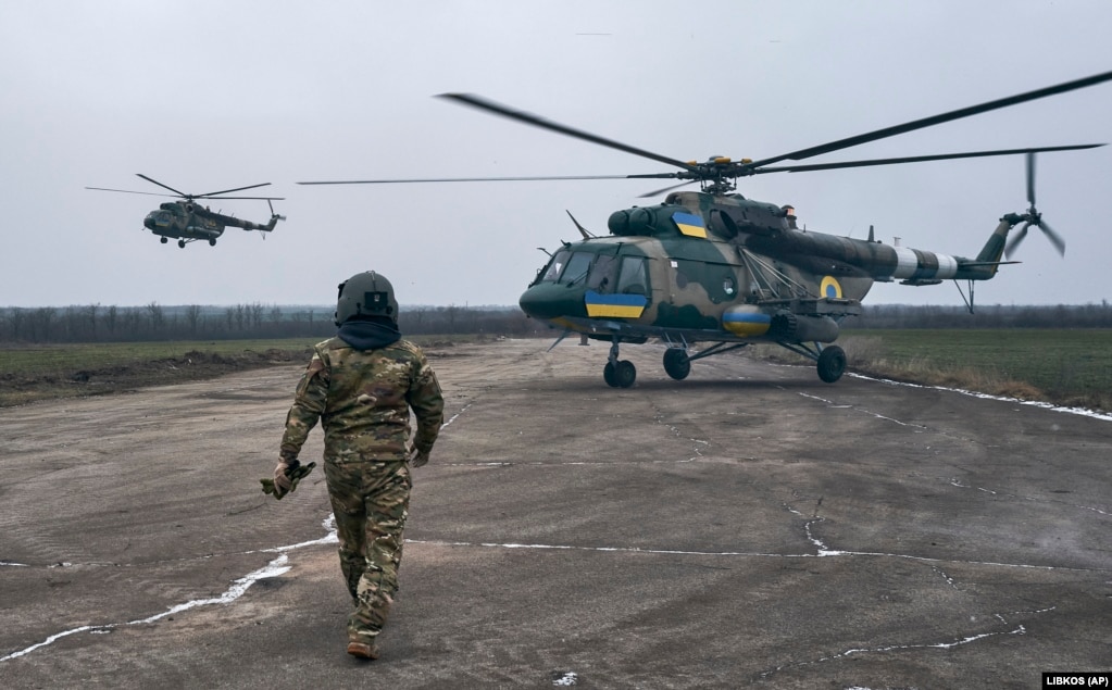 Një pilot ukrainas duke iu afruar helikopterit të tij në një bazë ajrore të pazbuluar ushtarake në rajonin e Hersonit më 8 janar. Ukraina është mbështetur në helikopterët e epokës sovjetike si Mil Mi-8, Mil Mi-17 dhe helikopterët sulmues Mil Mi24P, në luftën kundër forcave ruse.&nbsp;