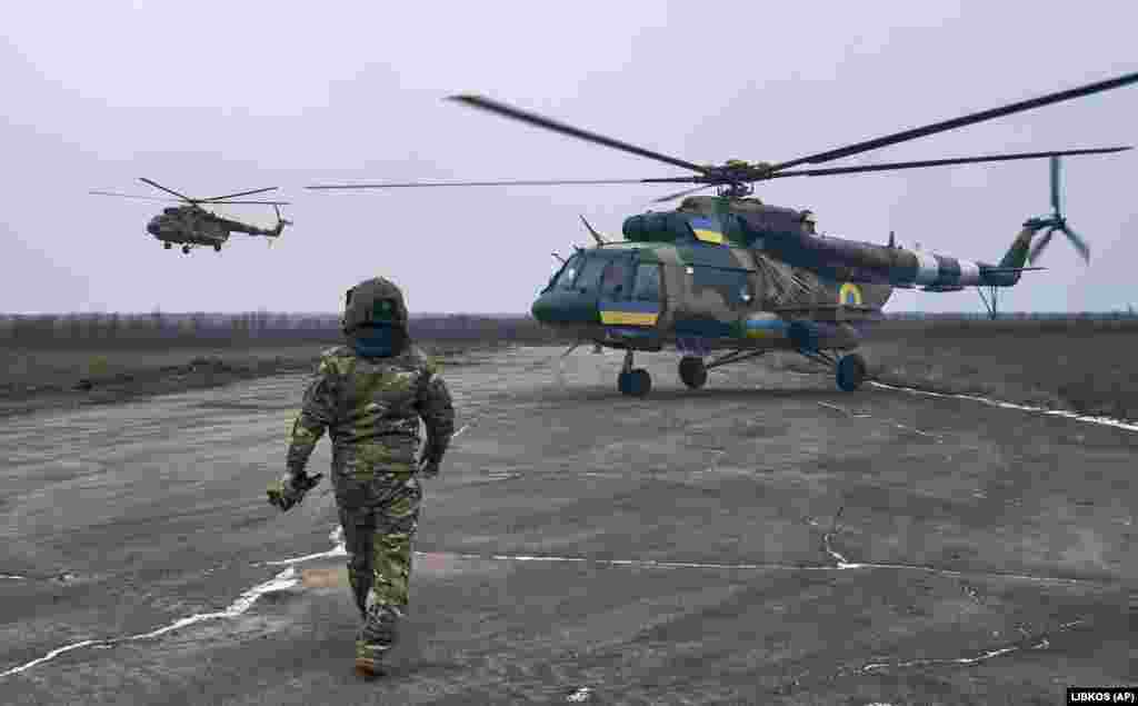 Un pilot ucrainean se apropie de elicopterul său la o bază aeriană militară din regiunea Herson pe 8 ianuarie. Ucraina se bazează pe elicopterele sale de luptă din epoca sovietică Mil Mi-8, Mil Mi-17 și Mil Mi24P în lupta sa contra forțelelor rusești.