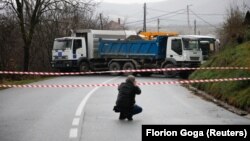 Kosowanyň demirgazygynda serb protestçileri tapgyr üç gün esasy ýollary petikleýärler.