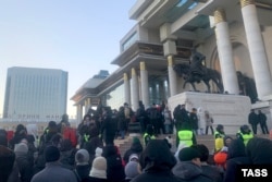 Демонстранты у здания правительства. 5 декабря 2022 года
