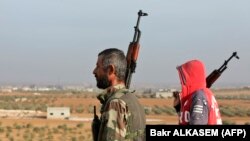 Luftëtarë sirianë të mbështetur nga Turqia, afër kufirit me Turqinë në veri të provincës Alepo të Sirisë, të kontrolluar nga rebelët, më 21 nëntor 2022.