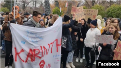 Tanárok, diákok, szülők és szimpatizánsok tüntetnek az Észak-Pesti Tankerületi Központ előtt 2022. december 2-án