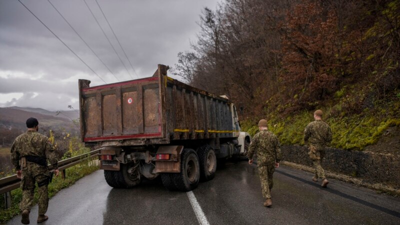 КФОР: отстранување на возилата оставени на патиштата по блокадите на северот на Косово