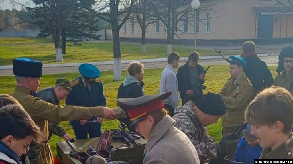 Deca iz okruga Staupec i Njasviž posećuju vojnu jedinicu.