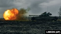 Українські військові ведуть вогонь із танка Т-80 по позиціях армії РФ на Донеччині, 22 листопада 2022 року