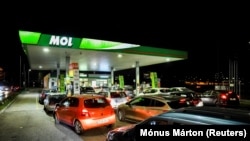  Шофьори се редят на опашка на бензиностанция в Будапеща, 5 декември 2022 година 