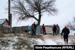 Волонтери біля двору Ольги і Євгена