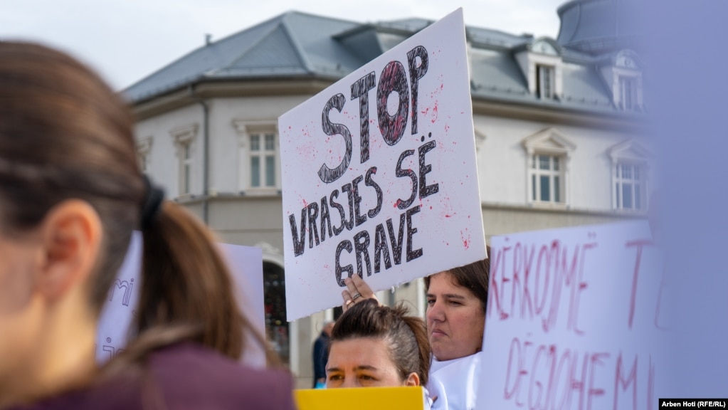 Një protestuese duke mbajtur një pankartë "Stop vrasjes së grave".   Vrasja e fundit në Kosovë ka ndodhur më 30 nëntor, kur një grua shtatzënë është qëlluar për vdekje në oborrin e Qendrës Klinike Universitare të Kosovës, në Prishtinë. I dyshuar kryesor për vrasjen është bashkëshorti i saj, i cili më pas vrau veten.   