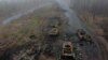 Blindate rusești distruse în apropiere de Kiev, Ucraina, 1 aprilie 2022.