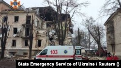 Житловий будинок у Кривому Розі, пошкоджений російською ракетою 16 грудня. За останніми даними, тут загинули четверо людей, зокрема молода родина з маленькою дитиною
