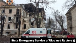 Ekipe hitne pomoći ispred jedne od uništenih zgrada u Krivij Rihu, Ukrajina, 16. decembar 2022.