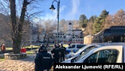 policijske snage na Cetinju obezbjeđuju nalaganje badnjaka u organizaciji dvije crkve.