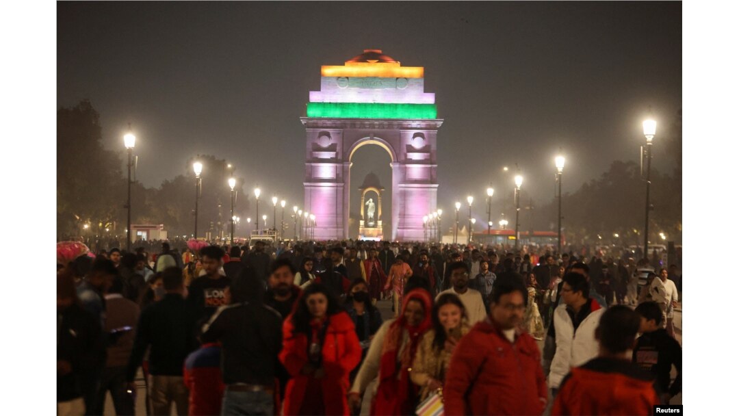 Ljudi hodaju Kartavya stazom, ranije poznatom kao Rajpath, u novogodišnjoj noći u New Delhiju, Indija, 31. decembra 2022.