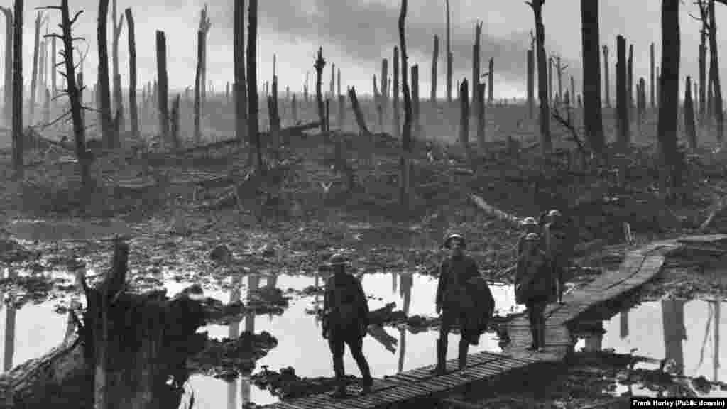 Австралийски войници от 4-та дивизия минават през опустошена местност в Белгия, октомври 1917 г.