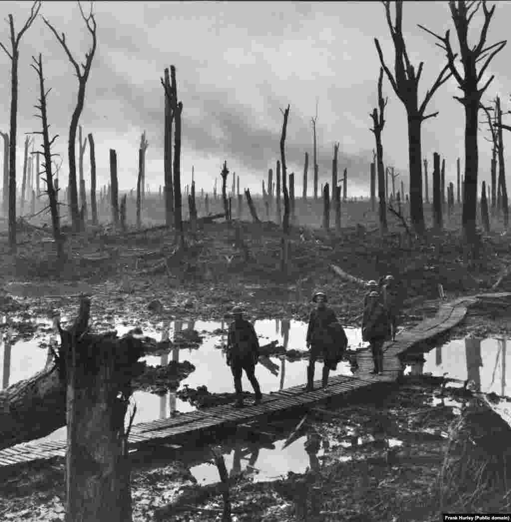 Австралиски војници минуваат низ разбиениот пејзаж на Шато Вуд, Белгија, во октомври 1917 година.