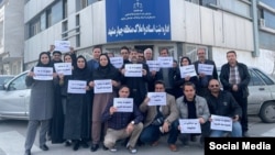 تجمع اعتراضی کارکنان سازمان ثبت اسناد و املاک در مشهد