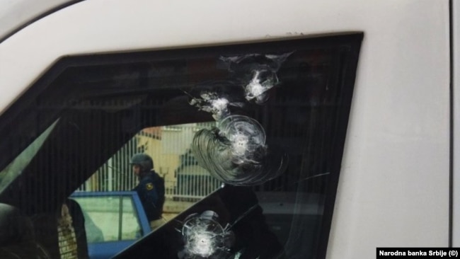 Pamje e makinës së goditur me plumba në Leposaviq.