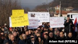 Protest Srba u Rudaru 22. decembra. Jedan od njihovih zahteva je i "povlačenje" navodnih spiskova za hapšenje Srba.