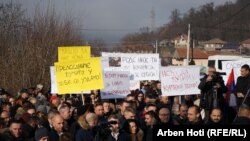 Protesta e serbëve në Rudarë më 22 dhjetor. Një ndër kërkesat e tyre ishte edhe "tërheqja" e listave të supozuara për arrestimin e serbëve. 