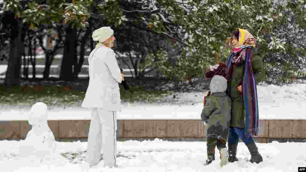 Nők beszélgetnek egy teheráni parkban december 24-én.&nbsp;A Voice of America egy washingtoni székhelyű jogvédő csoportra hivatkozva azt állítja, hogy az elmúlt hetekben eltűntek az erkölcsrendészet járőrei Teherán gazdagabb negyedeiből