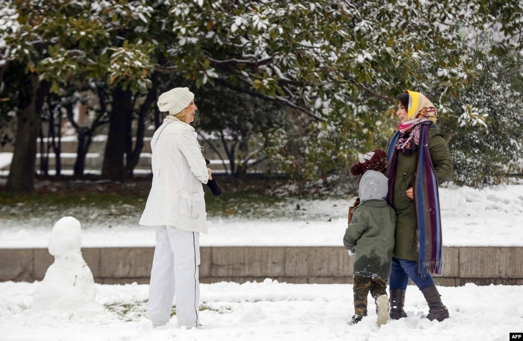 Gratë duke biseduar në një park në Teheran më 24 dhjetor.