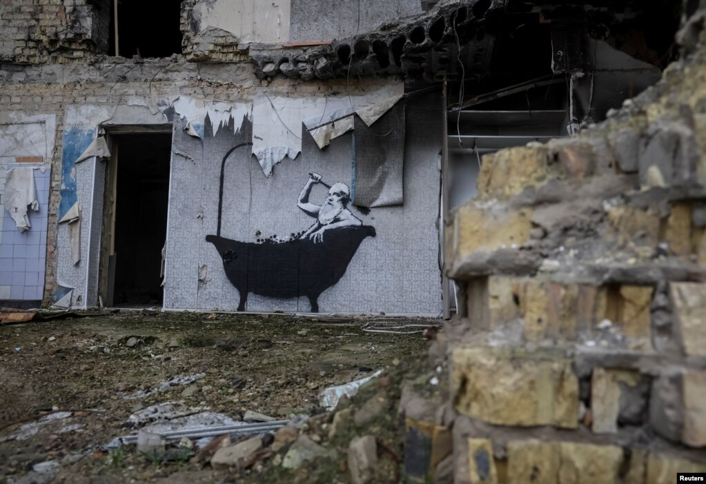 Ky mural është një nga shtatë sosh që Banksy ka konfirmuar se i ka bërë në Ukrainë.