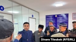 Активисты в городской прокуратуре Шымкента требуют освобождения Жанмурата Аштаева, 9 декабря 2022 года