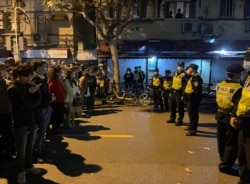 Демонстранты и китайские полицейские. Шанхай, вечер 27 ноября 2022 года