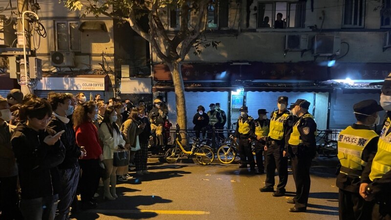 Кытайдагы акцияларда полиция BBC радиосунун журналистин сабады 